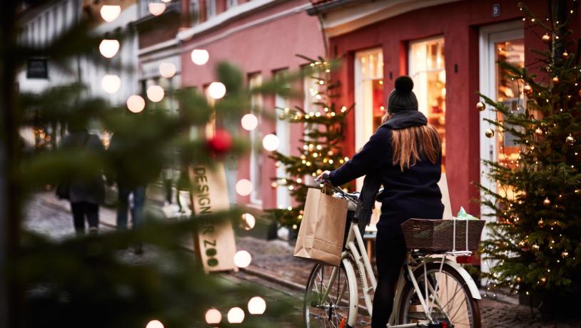 Jente på sykkel i Aarhus by pyntet til jul