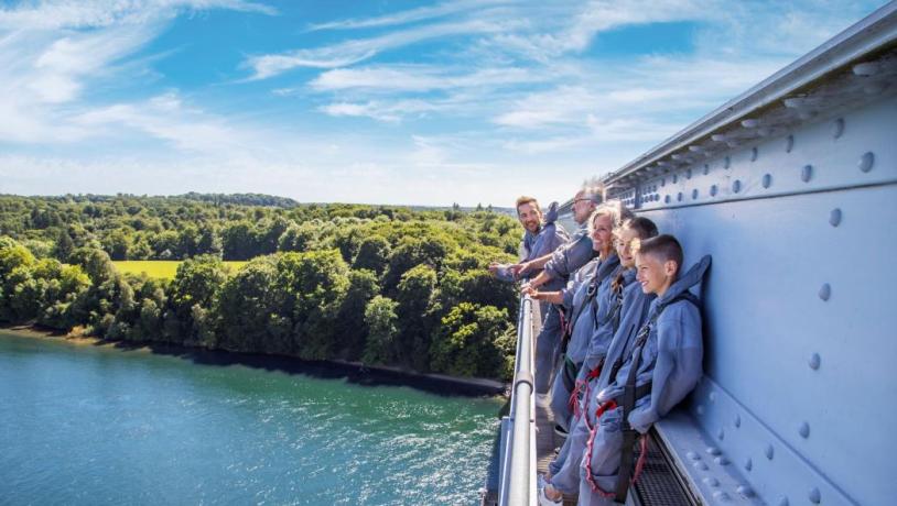 Familie på Bridgewalking i Fredericia, tett på Billund, Danmark