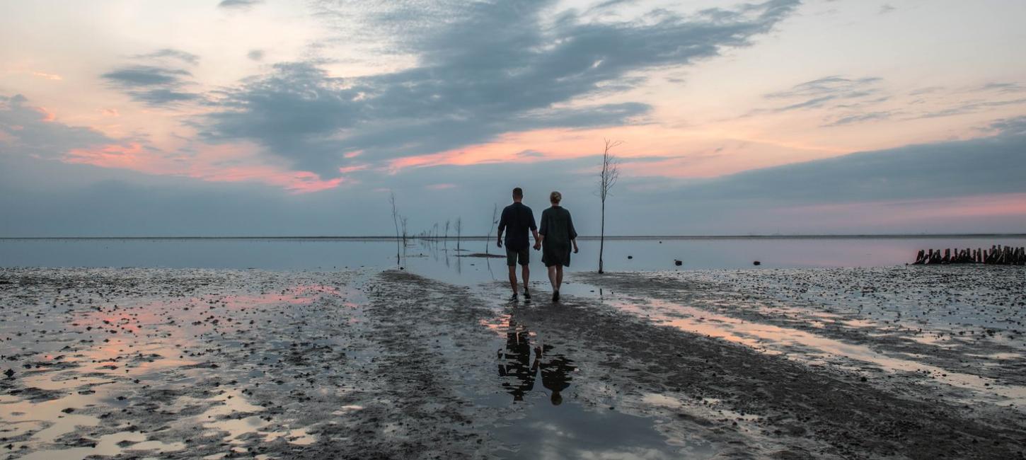 Couple walking on the beach, Mandø Ebbevej, Ribe