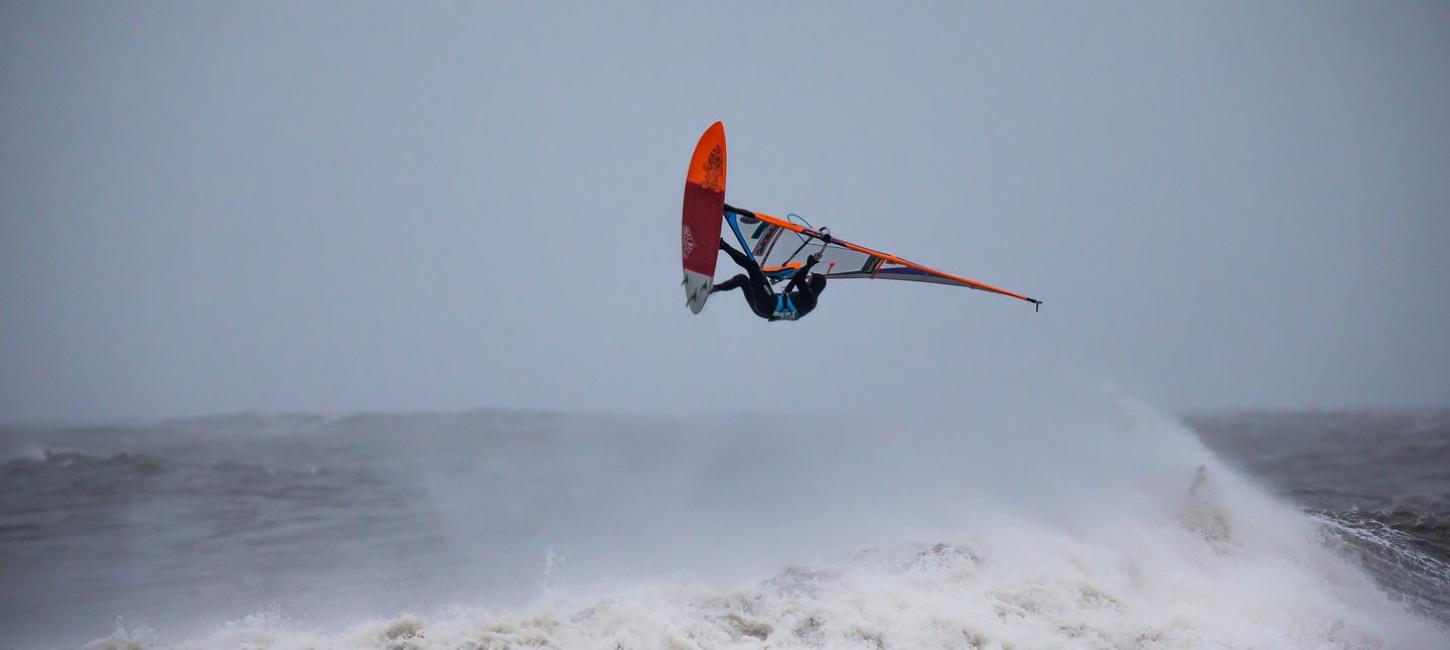 Mann på wind SUP board ved Klitmøller Strand, Nordvestkysten, Danmark