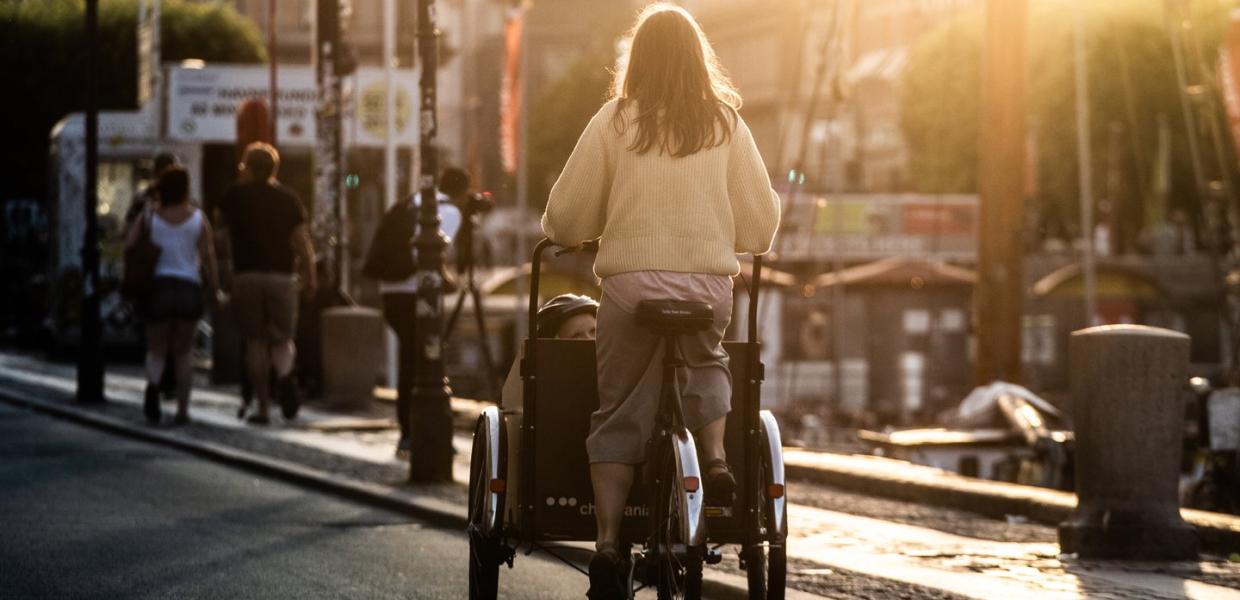 Kvinne på lastesykkel i København