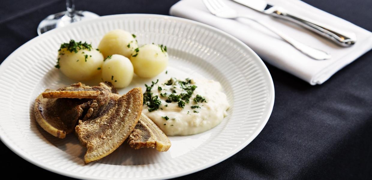Das dänische Nationalgericht Gebratener Schweinebauchspeck mit Petersiliensauce ("Stegt flæsk med persillesovs")