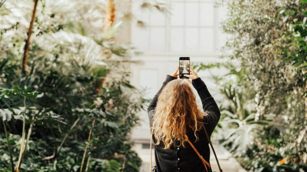 Kvinde fotograferer på Ny Carlsberg Glyptotek