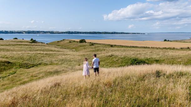 Par ser ut mot havet på Livø i Himmerland