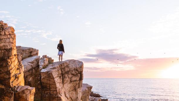 Kvinde på klipper ved Gudhjem