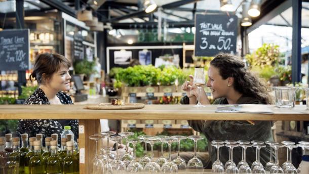 Twee vrouwen genieten van wijn bij Torvehallerne in Kopenhagen