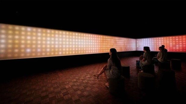 Bezoekers ervaren het prijswinnende Carl Nielsen Museum in Odense, Denemarken