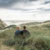 Par ser utover havet ved Græm Strand, Nordvestkysten