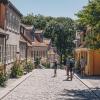 Familie som går i Påskestræde, Odense