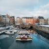 Een rondvaartboot vaart door Kopenhagen in de winter