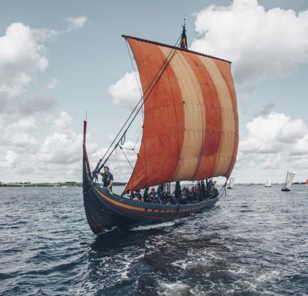 Nave vichinga sul fiordo di Roskilde