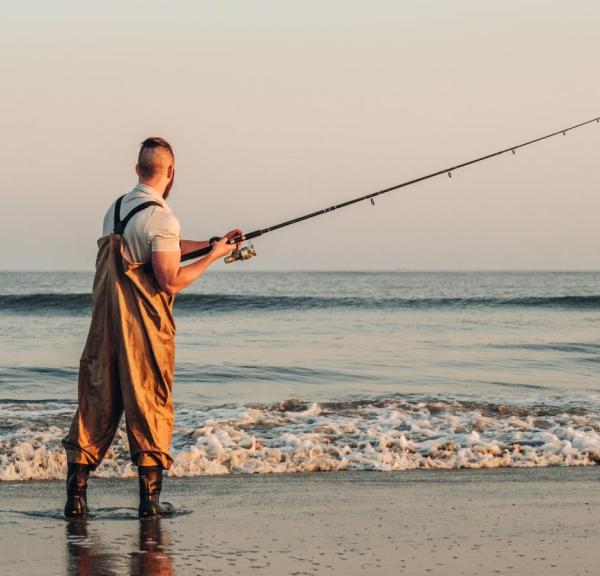 Surfcasting-Angeln in Hvide Sande an der Dänischen Nordsee in Dänemark