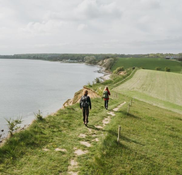 Wandelaars bewandelen het Gendarmenpad (Gendarmstien) in Sønderjylland, Denemarken