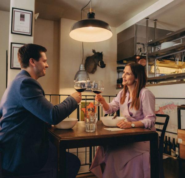 Par spiser romantisk middag på Kok og Vin på Fyn