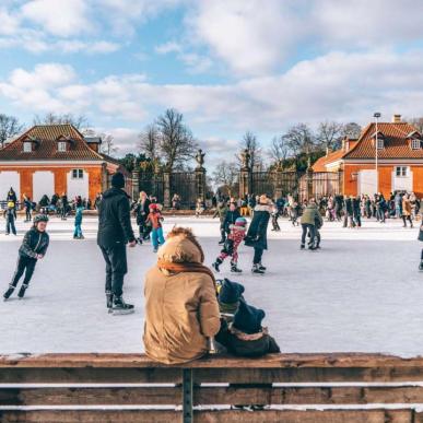 Pista di pattinaggio a Frederiksberg a Copenaghen in inverno