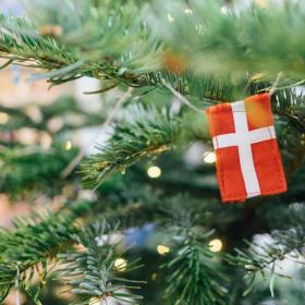 Decorazioni natalizie danesi sull'albero di Natale