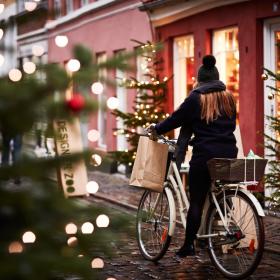 Jente på sykkel i Aarhus by pyntet til jul