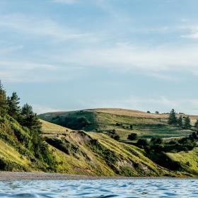 Wandelaars langs de kustlijn van het eiland Mors in Denemarken