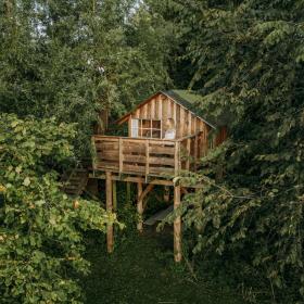 Baumhaus-Waldhütte auf der dänischen Insel Lolland-Falster