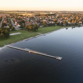 Luftfoto av Horsens Fjord med Horsens i bakgrunnen