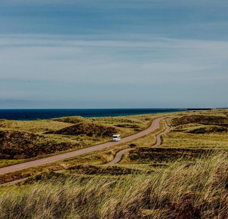 Autocamper på veien i Jylland i Danmark